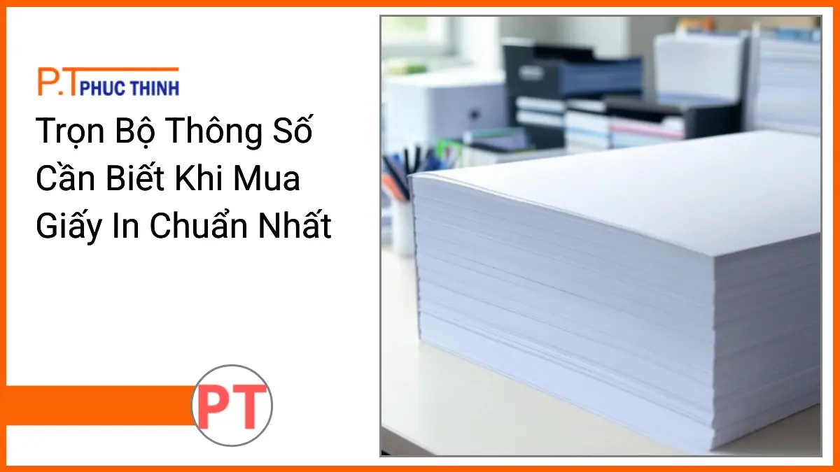 Chồng giấy in A4 trắng sáng cùng văn phòng phẩm đa dạng trên bàn làm việc hiện đại PT Phúc Thịnh
