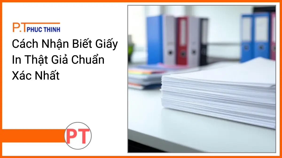 Chồng giấy in thật giả PT Phúc Thịnh trên bàn làm việc gọn gàng với văn phòng phẩm đa dạng, minh họa cách nhận biết giấy in thật giả