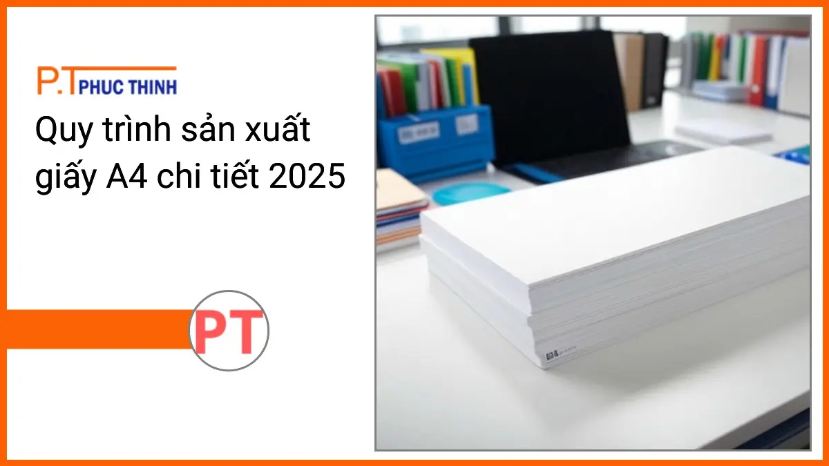 Chồng giấy in A4 trắng sáng và bộ văn phòng phẩm PT Phúc Thịnh trên bàn làm việc gọn gàng chuyên nghiệp
