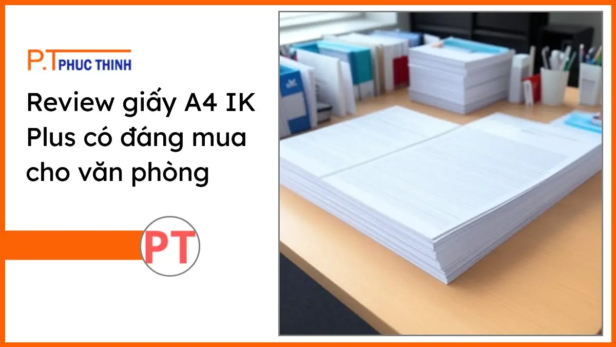 Chồng giấy A4 IK Plus 80gsm và văn phòng phẩm PT Phúc Thịnh trên bàn làm việc gọn gàng chuyên nghiệp