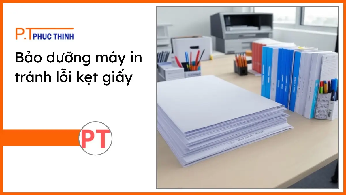 Chồng giấy in A4 và dụng cụ văn phòng PT Phúc Thịnh trên bàn làm việc gọn gàng bảo dưỡng máy in tránh lỗi kẹt giấy.