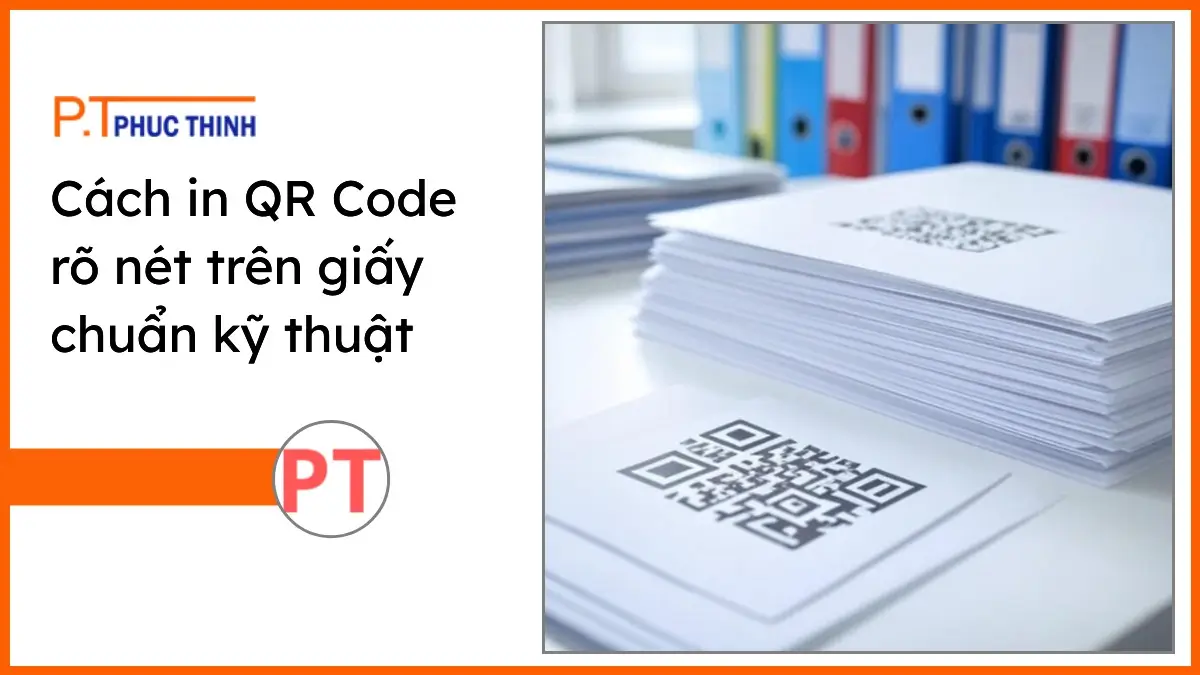Chồng giấy in A4 trắng sáng và mã QR code in rõ nét trên giấy từ PT Phúc Thịnh trong không gian văn phòng hiện đại.