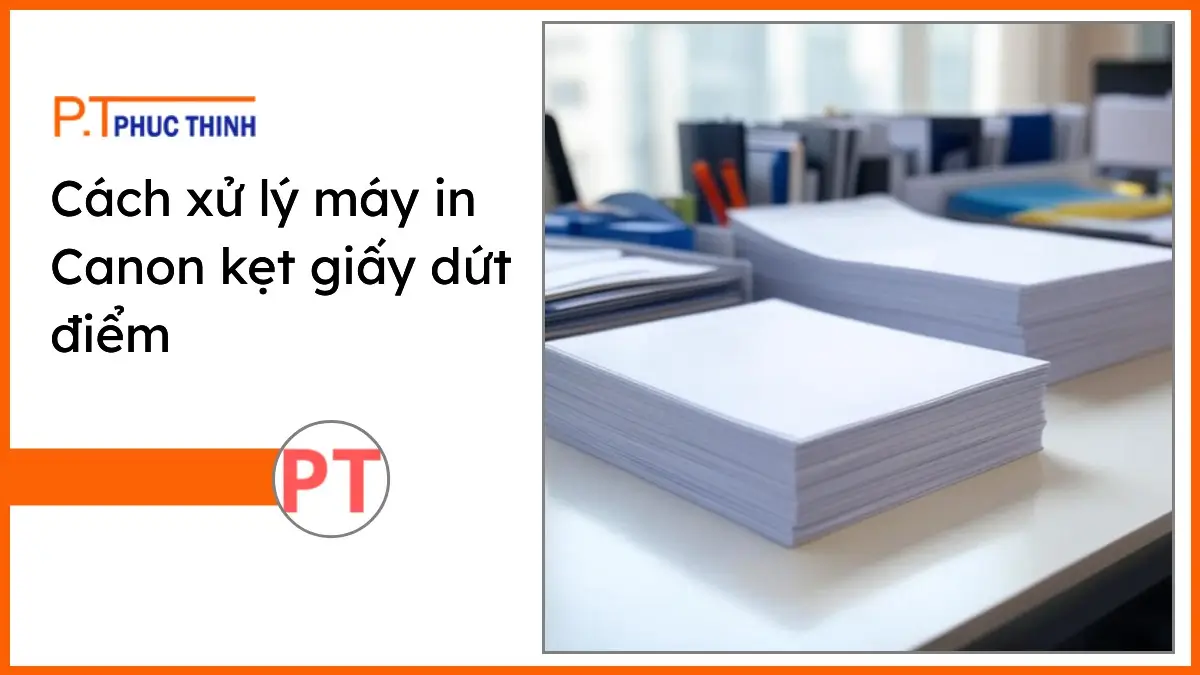 Bàn làm việc gọn gàng với chồng giấy in A4 và văn phòng phẩm PT Phúc Thịnh giúp xử lý dứt điểm máy in Canon kẹt giấy liên tục