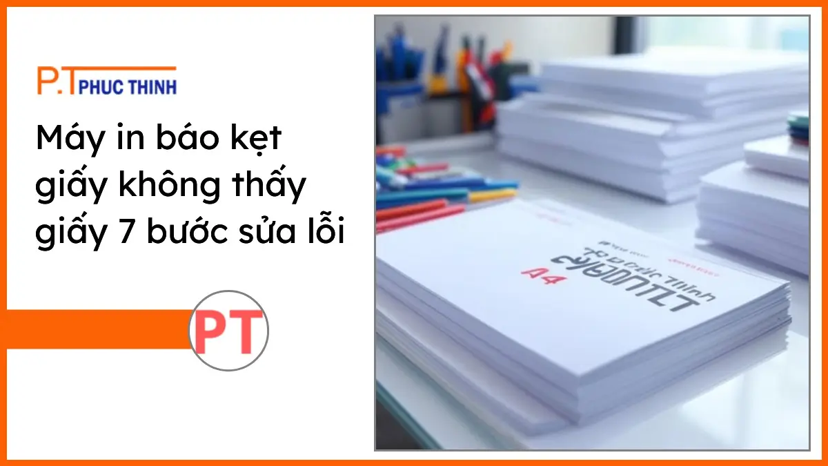 Bàn văn phòng hiện đại với chồng giấy in A4 trắng sáng và văn phòng phẩm PT Phúc Thịnh, minh họa lỗi máy in báo kẹt giấy nhưng không thấy giấy.