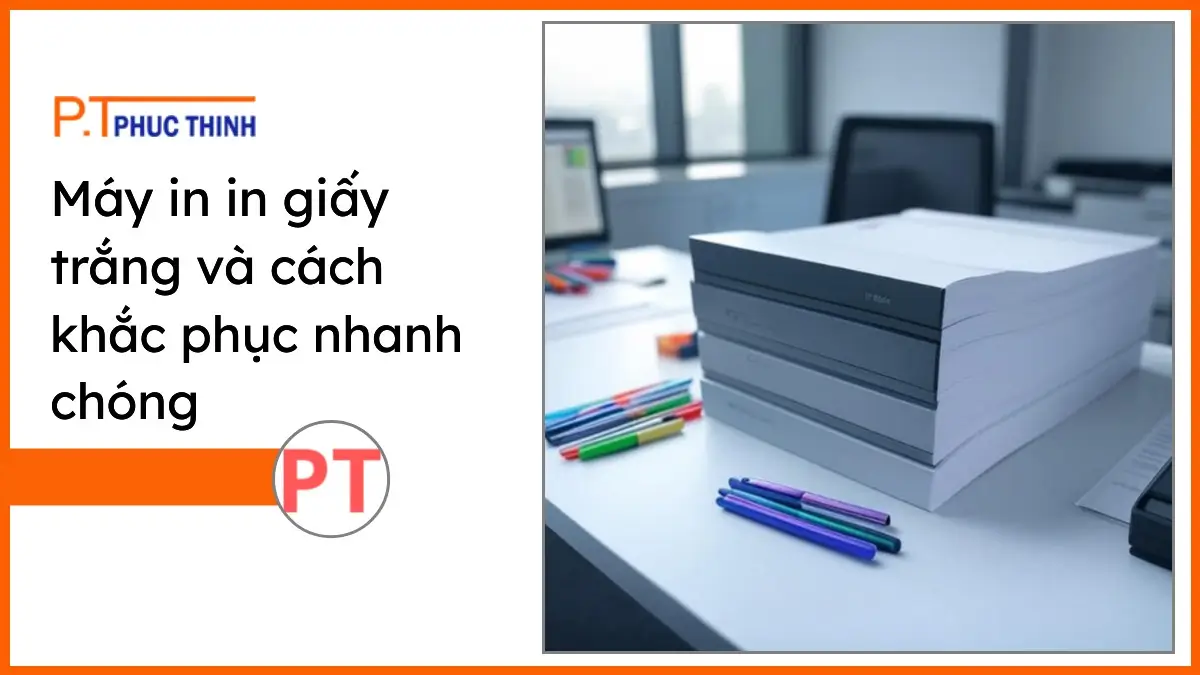 Chồng giấy in A4 trắng cùng bộ văn phòng phẩm PT Phúc Thịnh trên bàn làm việc gọn gàng, giải pháp cho máy in in ra giấy trắng