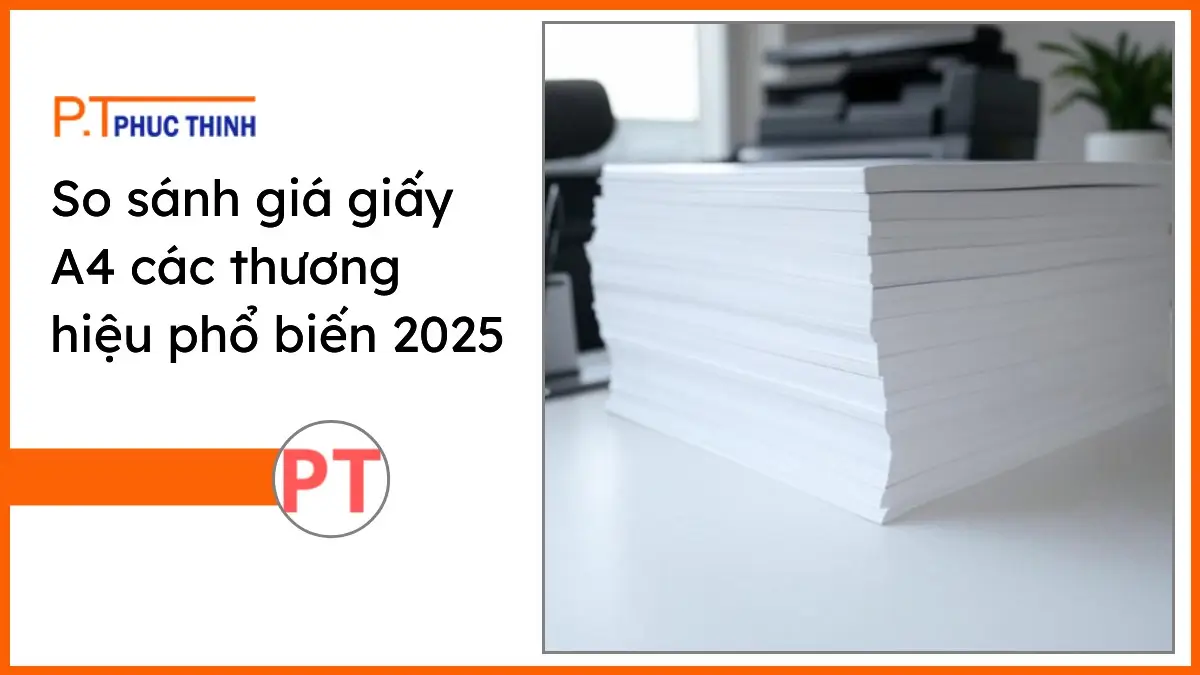 Ảnh chồng giấy A4 đa thương hiệu PT Phúc Thịnh trên bàn làm việc hiện đại, thể hiện so sánh giá giấy A4 phổ biến năm 2025.